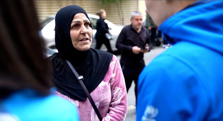 هنية، مواطنة لبنانية من الجنوب نزحت إلى بيروت بسبب التصعيد على طول الحدود اللبنانية الإسرائيلية.